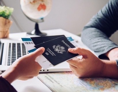 Entrega de pasaporte y visa en un proceso de asesoría internacional