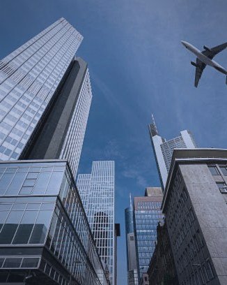Avión sobre documentos de viaje, símbolo de movilidad internacional